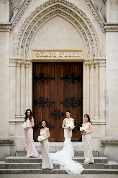 Подружки невесты на фоне часовни